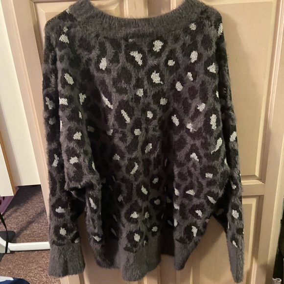 Fuzzy leopard sweater - Picture 3 of 4